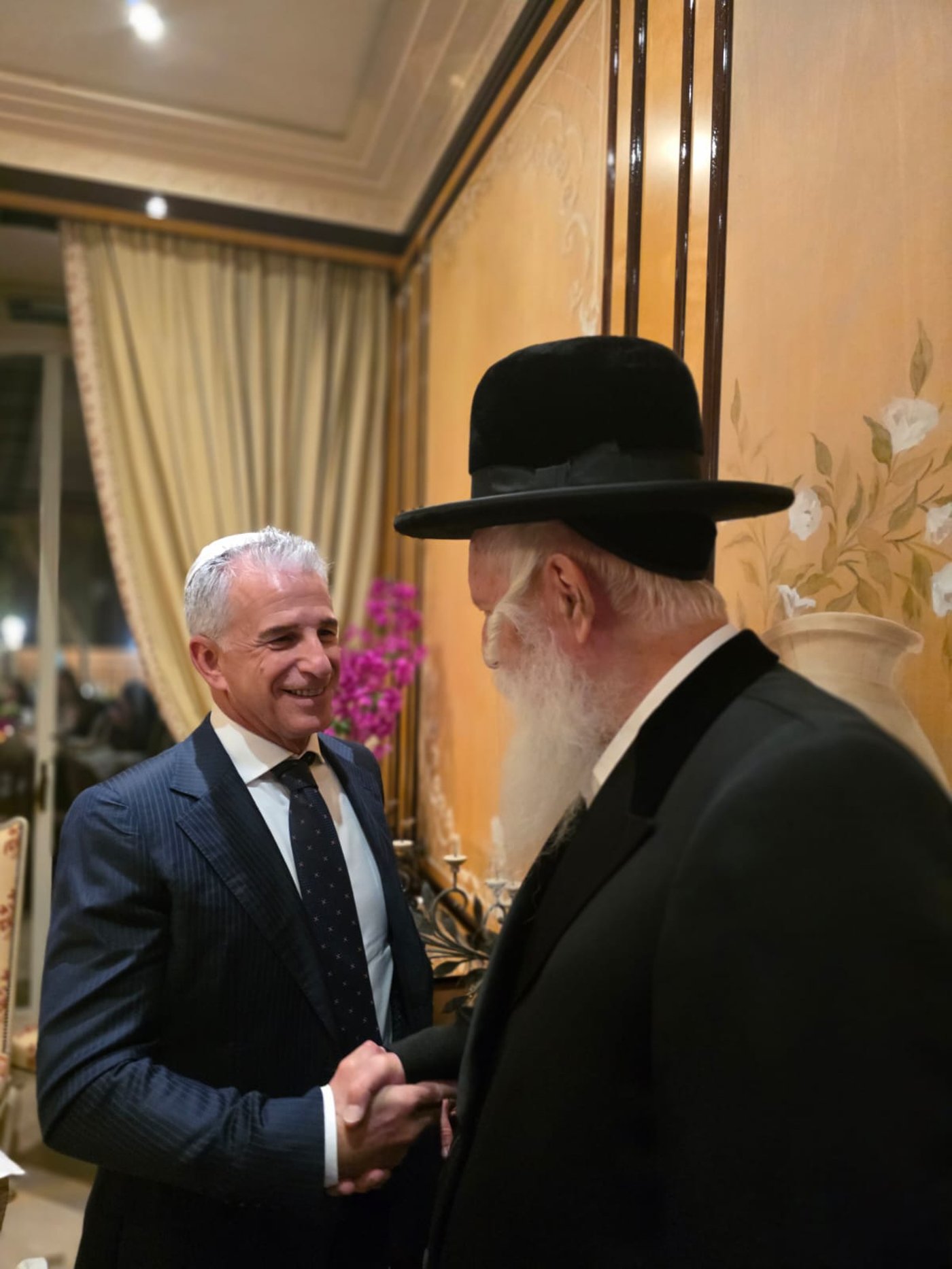 ראש הישיבה התיישב על הרצפה בחתונה | 'זיידל'ע' עם כל התמונות, הנייעס והחשיפות של השבוע