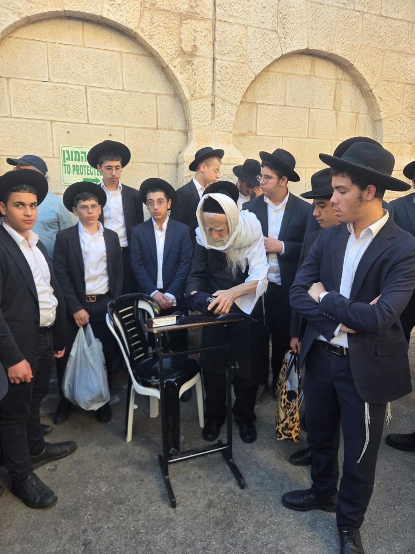 ראש הישיבה התיישב על הרצפה בחתונה | 'זיידל'ע' עם כל התמונות, הנייעס והחשיפות של השבוע