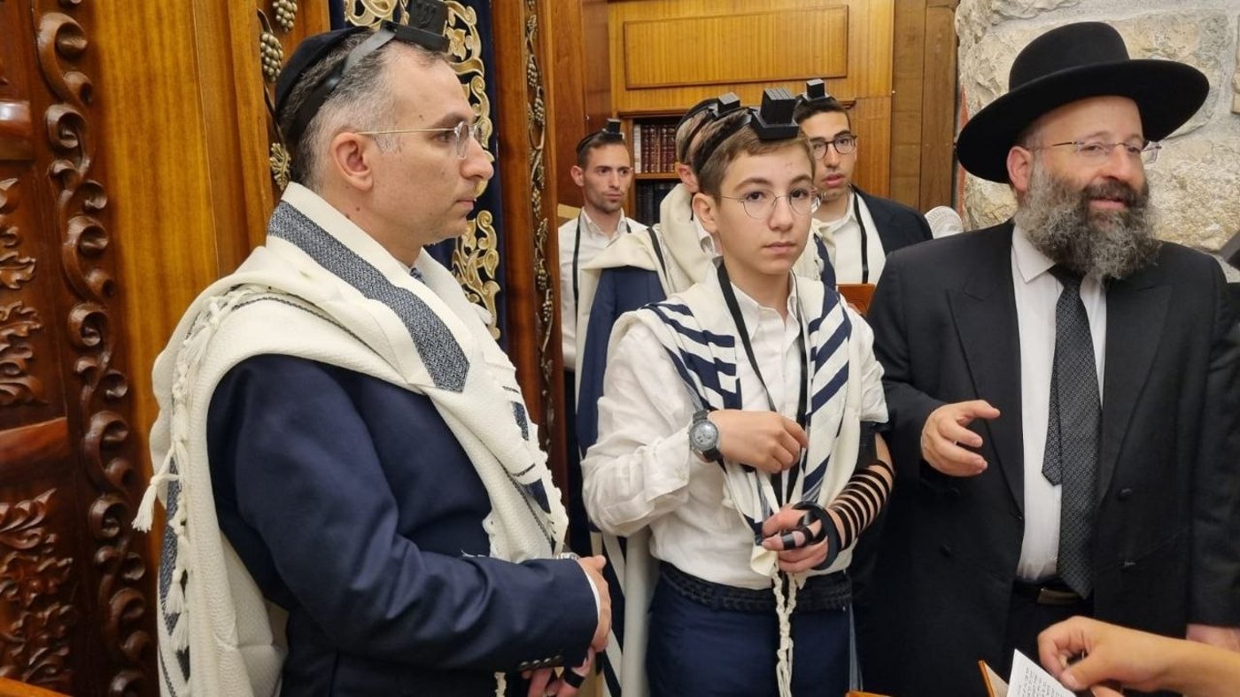 ראש הישיבה התיישב על הרצפה בחתונה | 'זיידל'ע' עם כל התמונות, הנייעס והחשיפות של השבוע