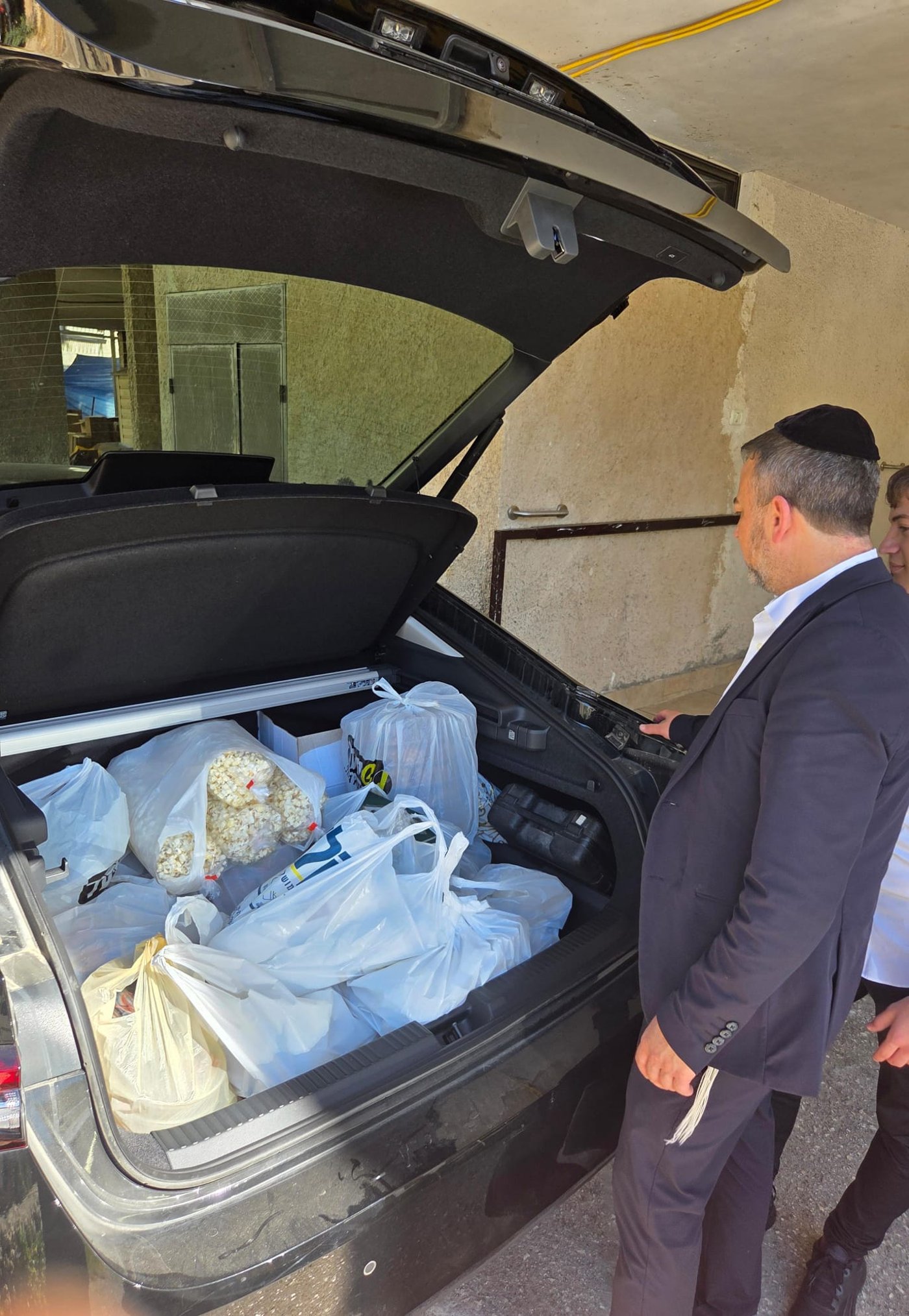 ראש הישיבה התיישב על הרצפה בחתונה | 'זיידל'ע' עם כל התמונות, הנייעס והחשיפות של השבוע