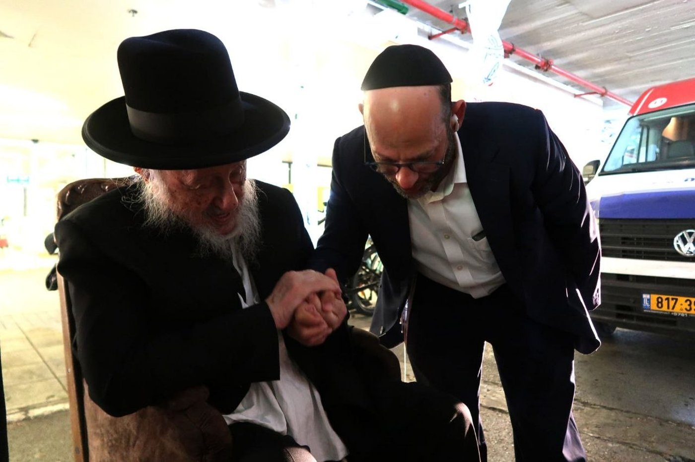 ראש הישיבה התיישב על הרצפה בחתונה | 'זיידל'ע' עם כל התמונות, הנייעס והחשיפות של השבוע