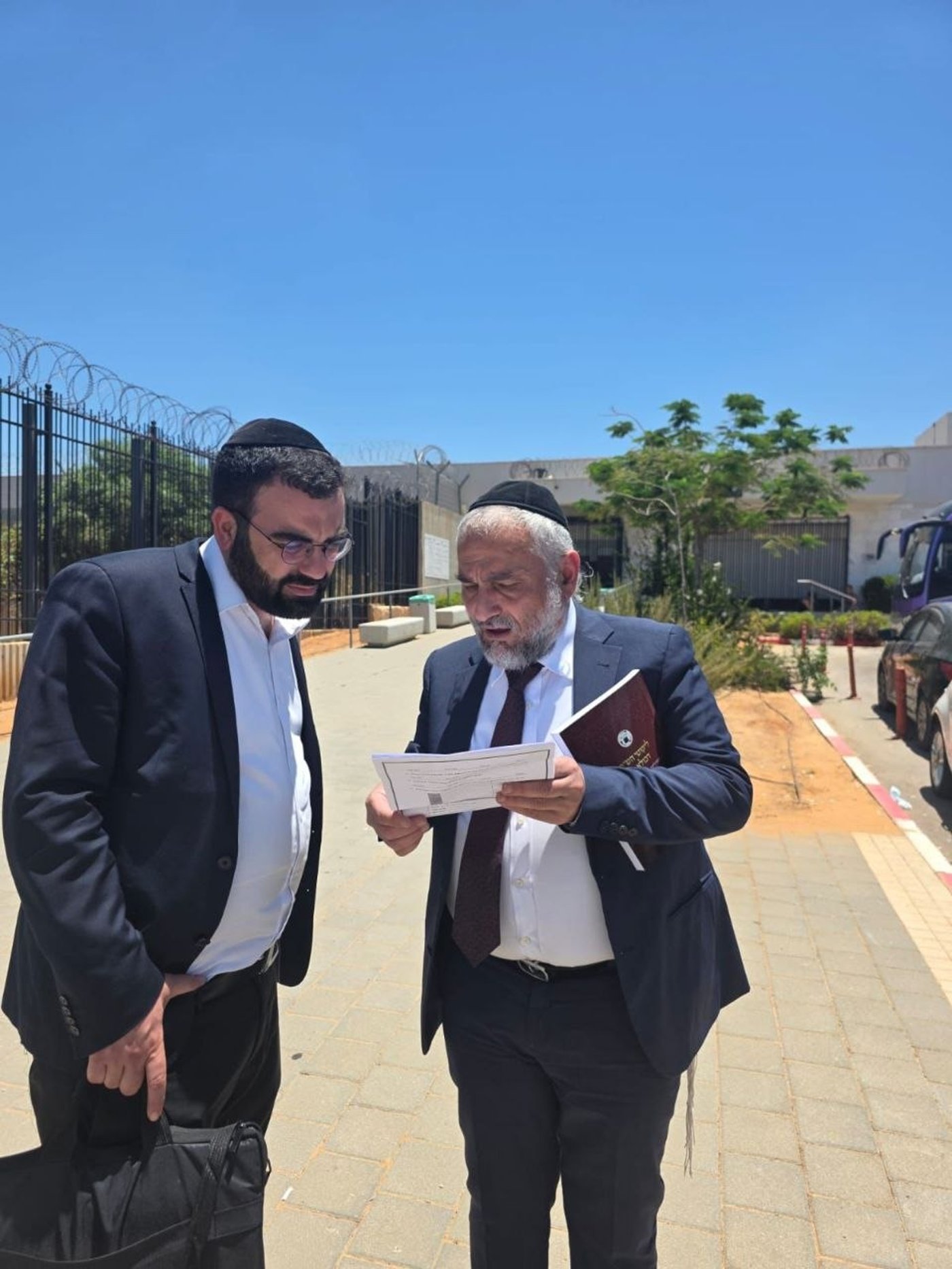 ראש הישיבה התיישב על הרצפה בחתונה | 'זיידל'ע' עם כל התמונות, הנייעס והחשיפות של השבוע