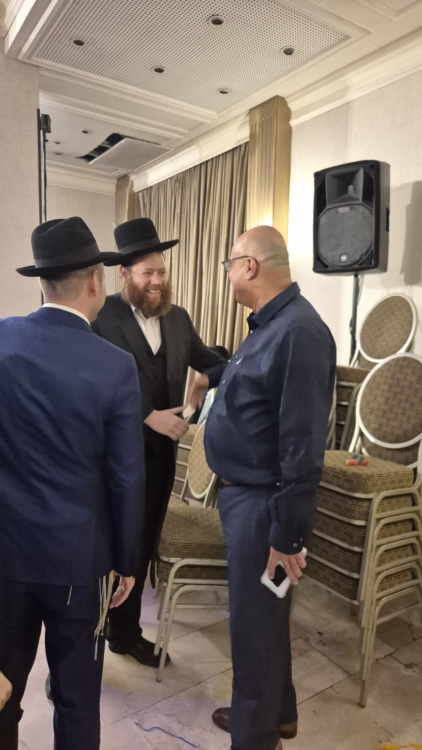ראש הישיבה התיישב על הרצפה בחתונה | 'זיידל'ע' עם כל התמונות, הנייעס והחשיפות של השבוע