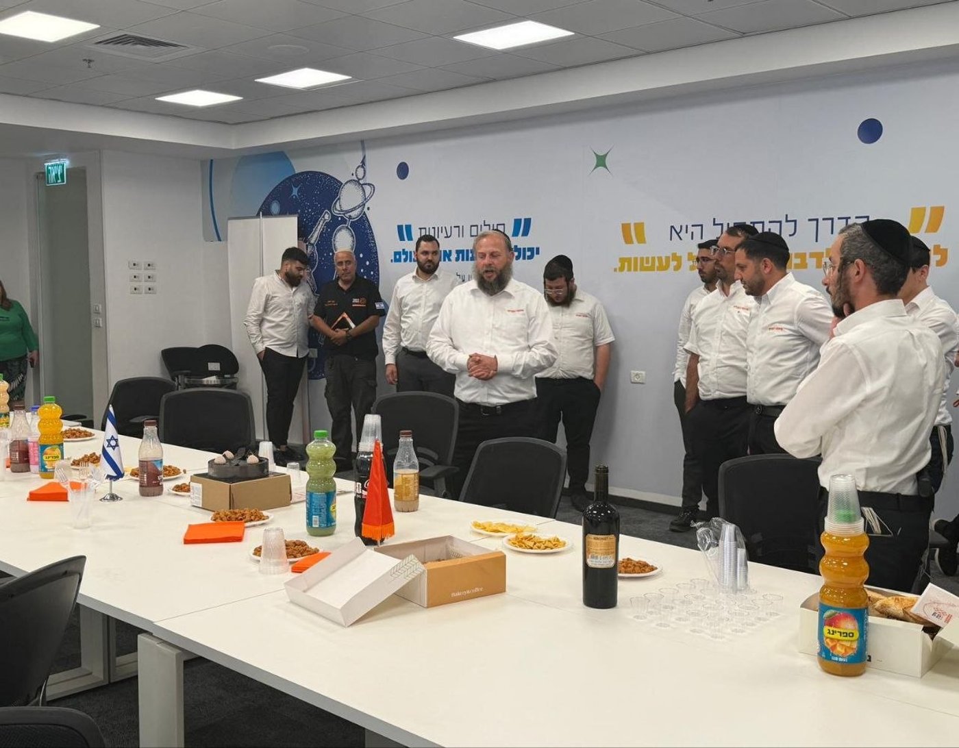 ראש הישיבה התיישב על הרצפה בחתונה | 'זיידל'ע' עם כל התמונות, הנייעס והחשיפות של השבוע