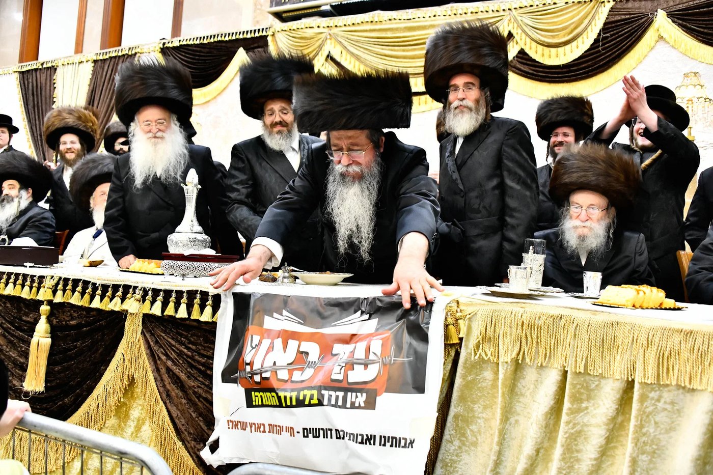 ראש הישיבה התיישב על הרצפה בחתונה | 'זיידל'ע' עם כל התמונות, הנייעס והחשיפות של השבוע
