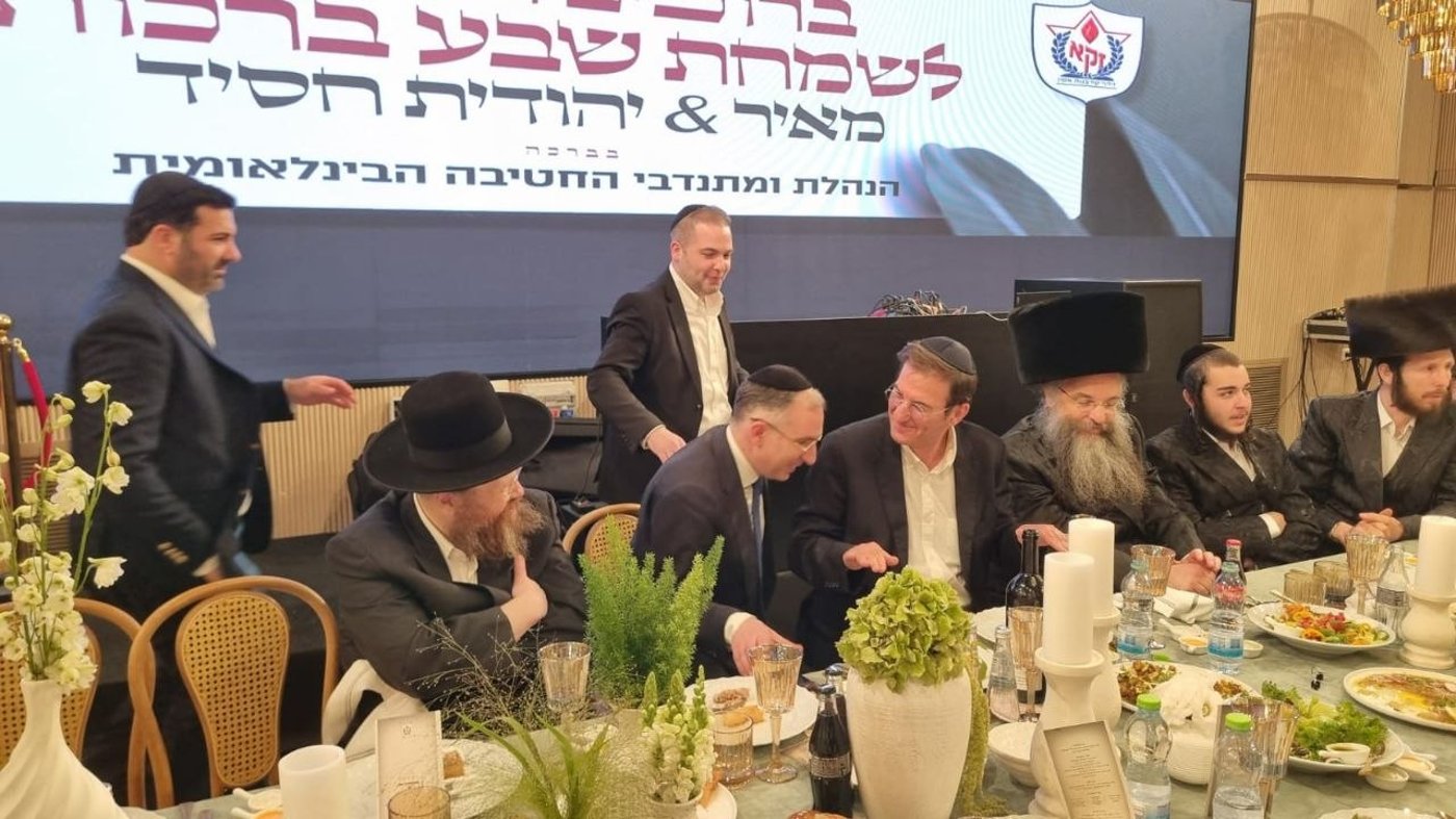 ראש הישיבה התיישב על הרצפה בחתונה | 'זיידל'ע' עם כל התמונות, הנייעס והחשיפות של השבוע