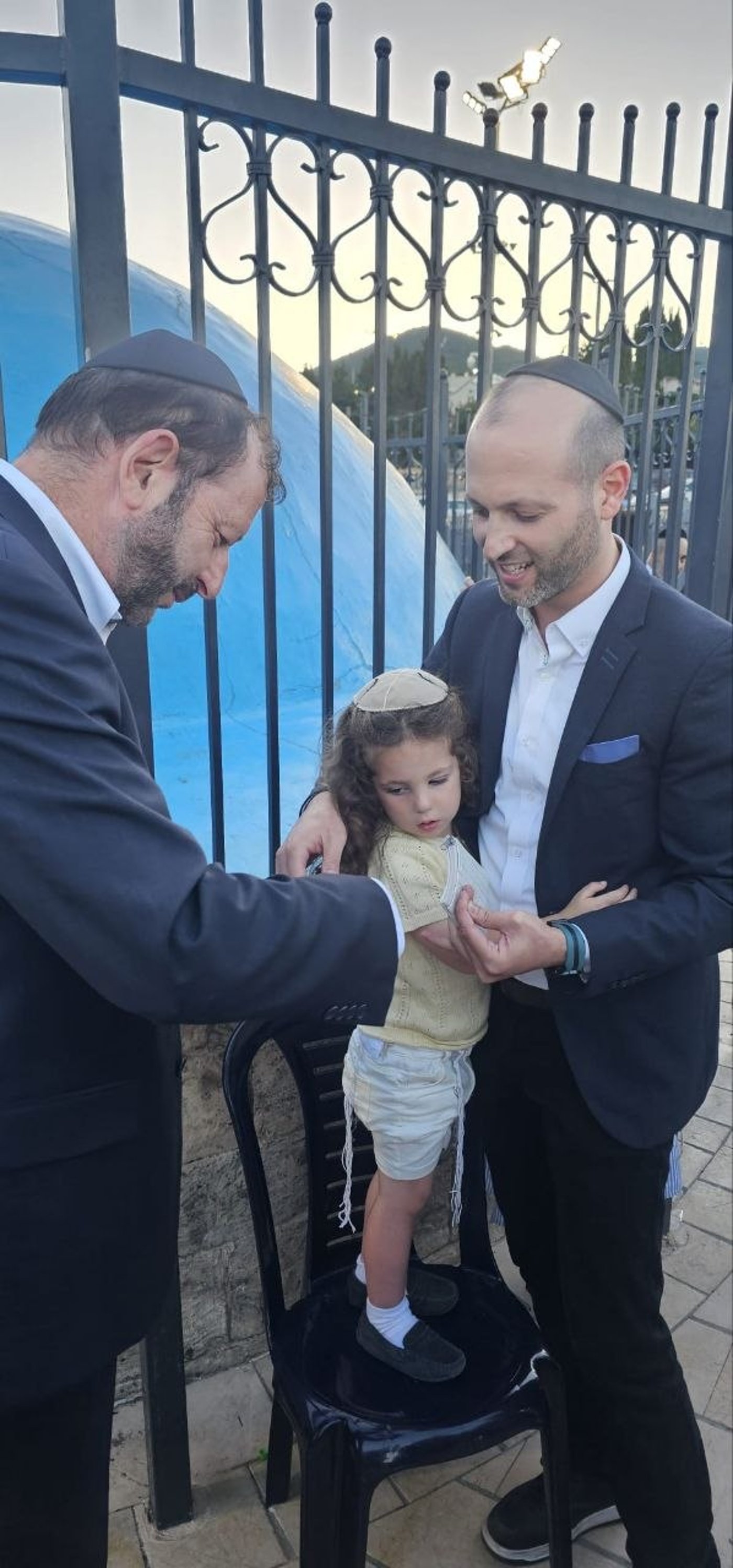 ראש הישיבה התיישב על הרצפה בחתונה | 'זיידל'ע' עם כל התמונות, הנייעס והחשיפות של השבוע