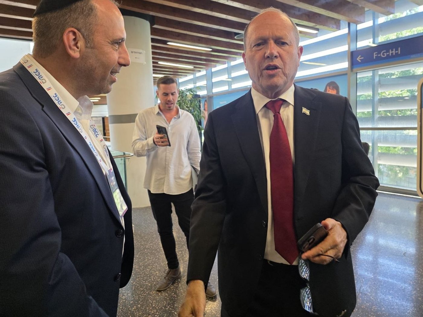 ראש הישיבה התיישב על הרצפה בחתונה | 'זיידל'ע' עם כל התמונות, הנייעס והחשיפות של השבוע