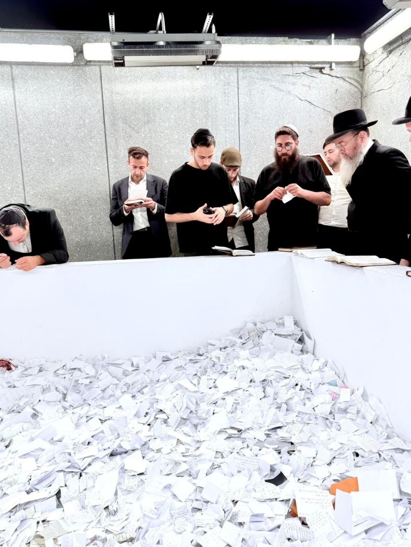 ראש הישיבה התיישב על הרצפה בחתונה | 'זיידל'ע' עם כל התמונות, הנייעס והחשיפות של השבוע