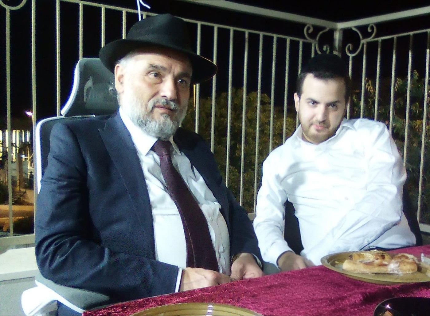 ראש הישיבה התיישב על הרצפה בחתונה | 'זיידל'ע' עם כל התמונות, הנייעס והחשיפות של השבוע