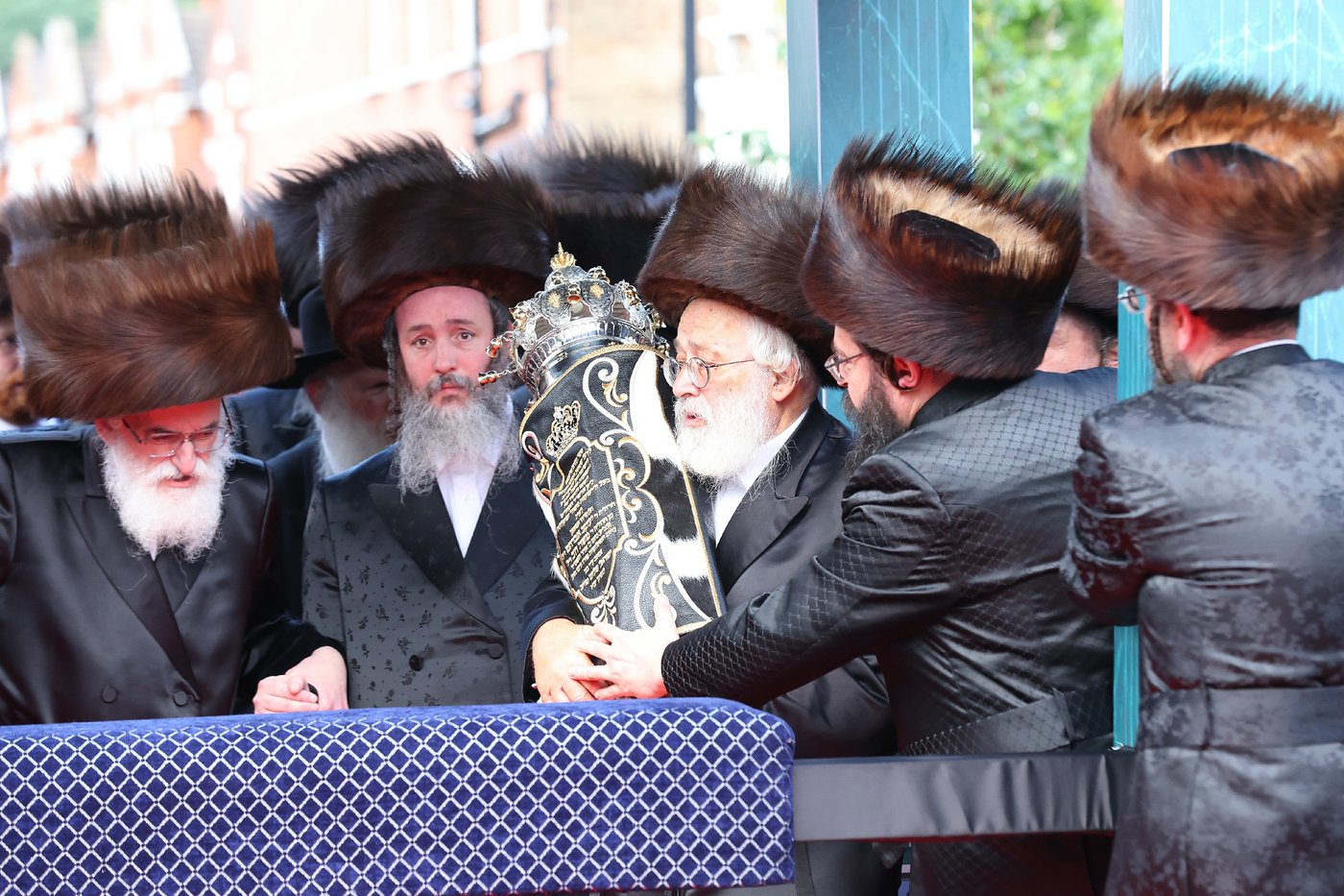 חנוכת הבית לבניין ישיבת “ישועות משה” בלונדון והכנסת ספר תורה