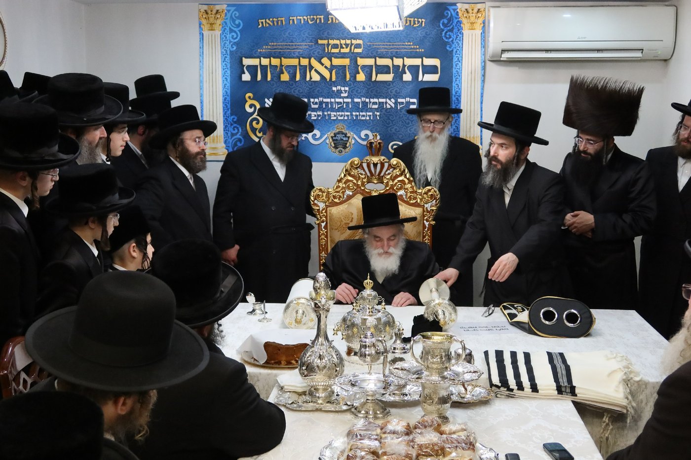 חנוכת הבית לבניין ישיבת “ישועות משה” בלונדון והכנסת ספר תורה