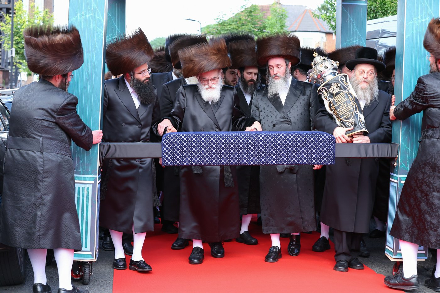 חנוכת הבית לבניין ישיבת “ישועות משה” בלונדון והכנסת ספר תורה