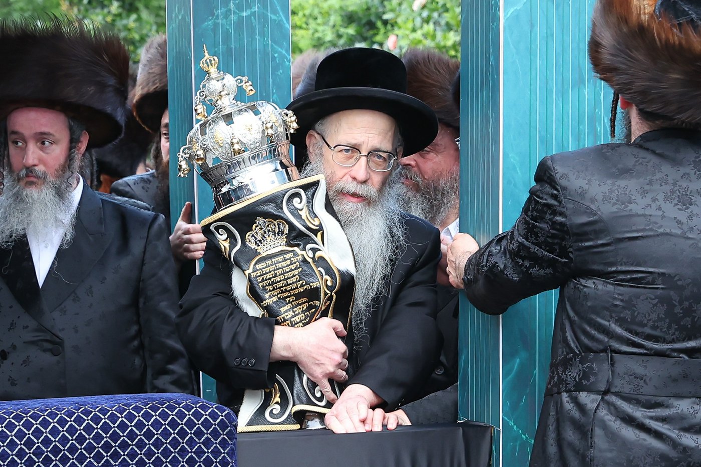 חנוכת הבית לבניין ישיבת “ישועות משה” בלונדון והכנסת ספר תורה