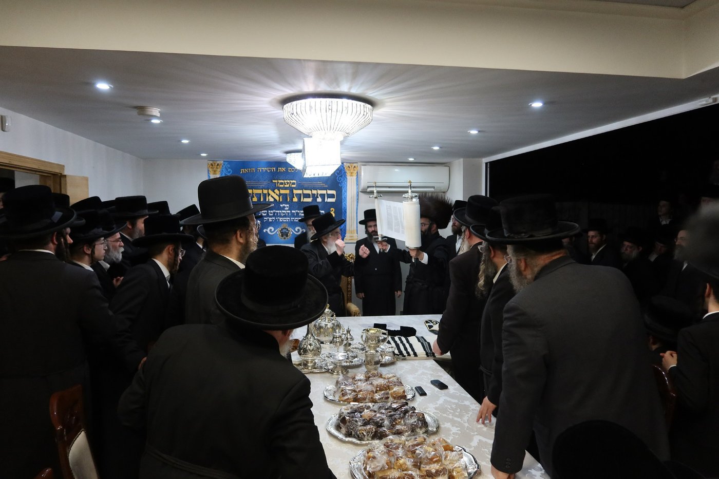 חנוכת הבית לבניין ישיבת “ישועות משה” בלונדון והכנסת ספר תורה