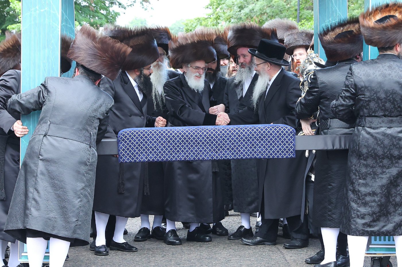 חנוכת הבית לבניין ישיבת “ישועות משה” בלונדון והכנסת ספר תורה