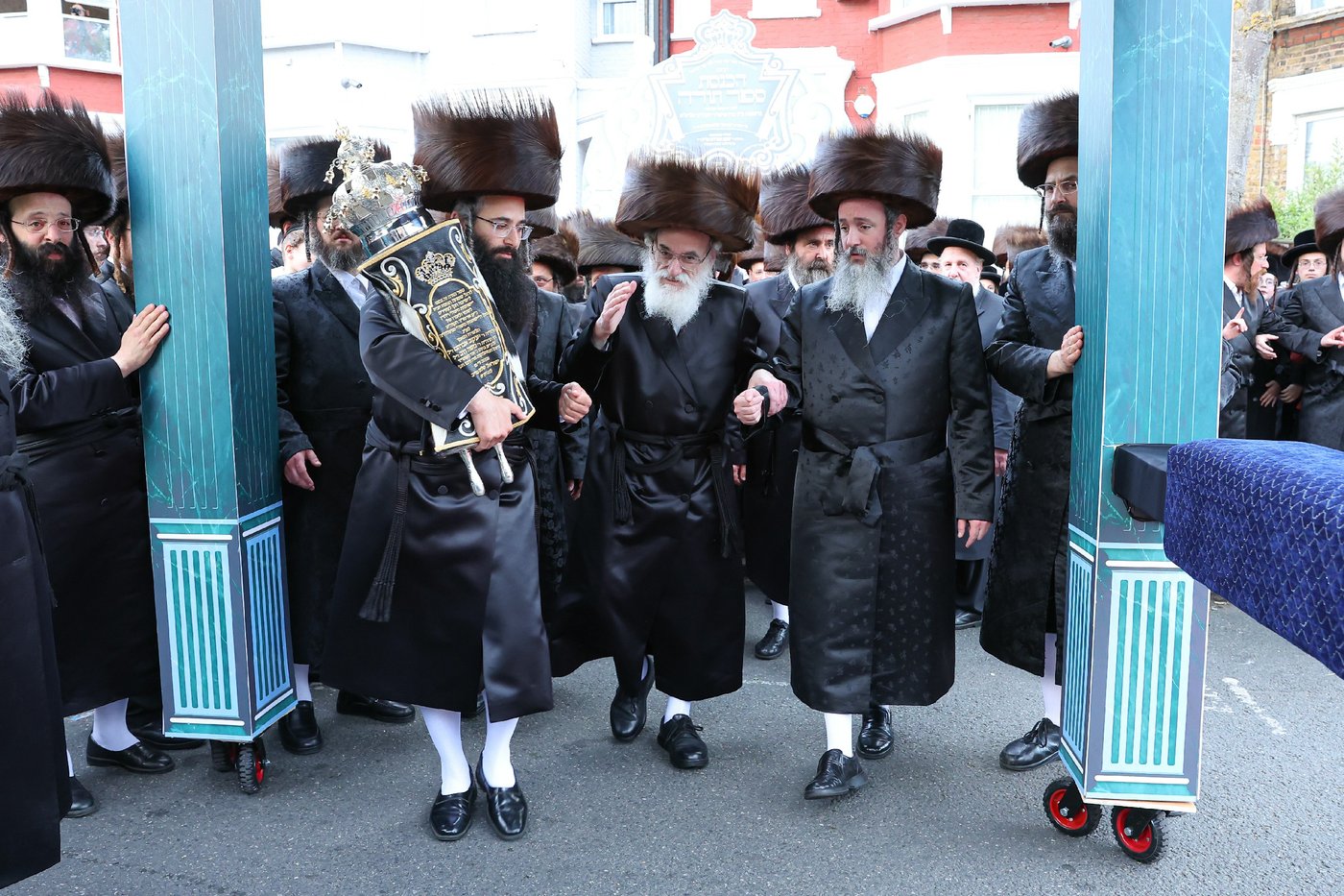 חנוכת הבית לבניין ישיבת “ישועות משה” בלונדון והכנסת ספר תורה
