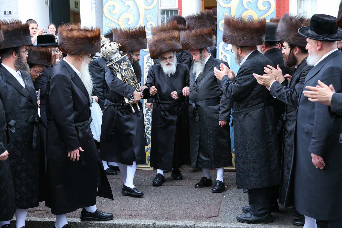 חנוכת הבית לבניין ישיבת “ישועות משה” בלונדון והכנסת ספר תורה