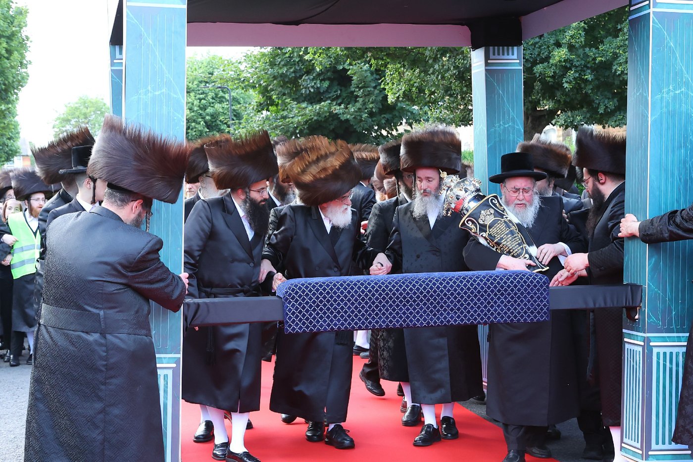 חנוכת הבית לבניין ישיבת “ישועות משה” בלונדון והכנסת ספר תורה