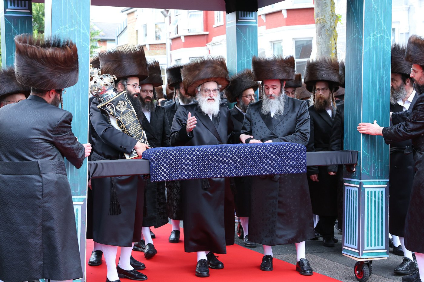 חנוכת הבית לבניין ישיבת “ישועות משה” בלונדון והכנסת ספר תורה