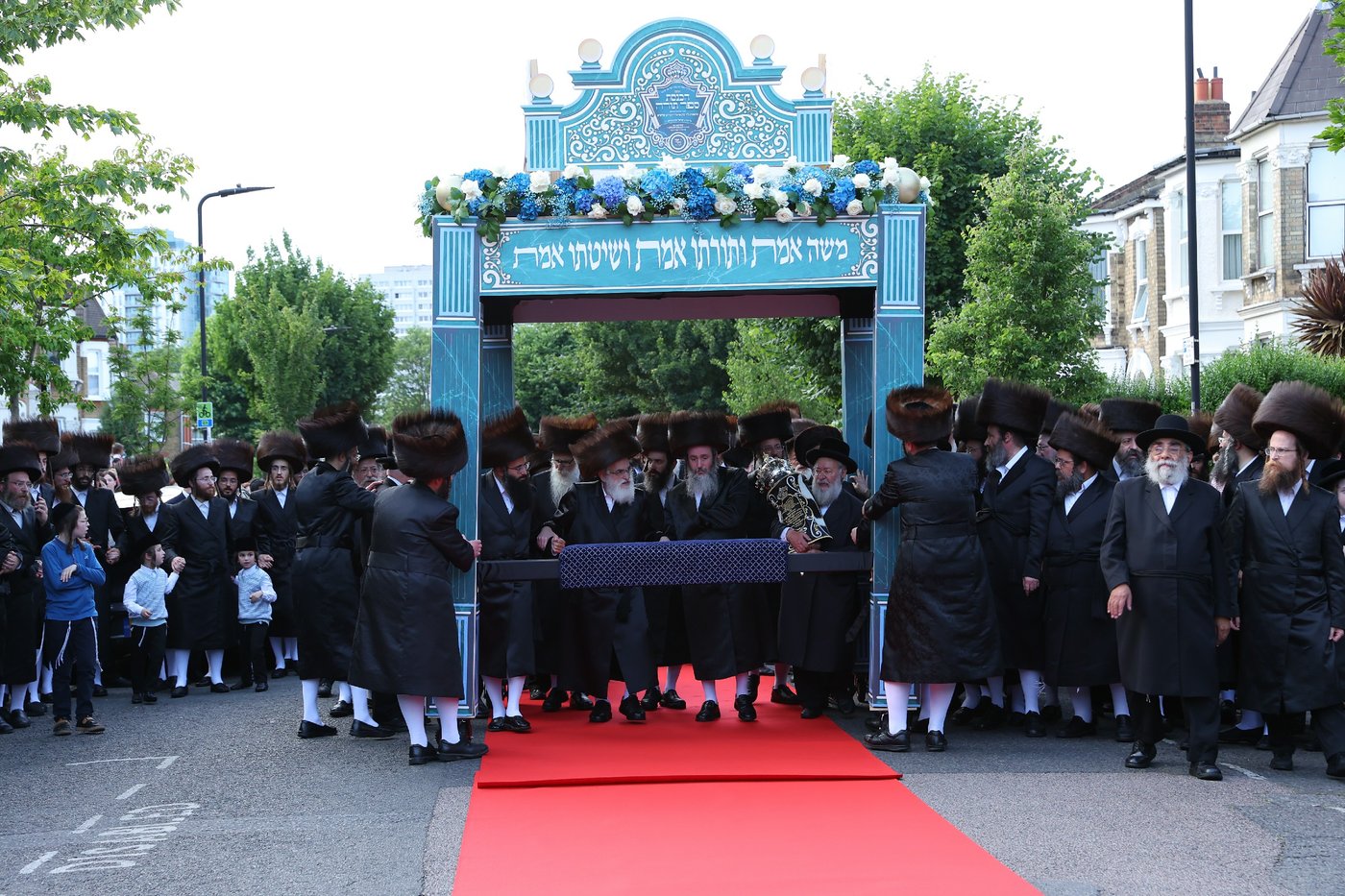 חנוכת הבית לבניין ישיבת “ישועות משה” בלונדון והכנסת ספר תורה