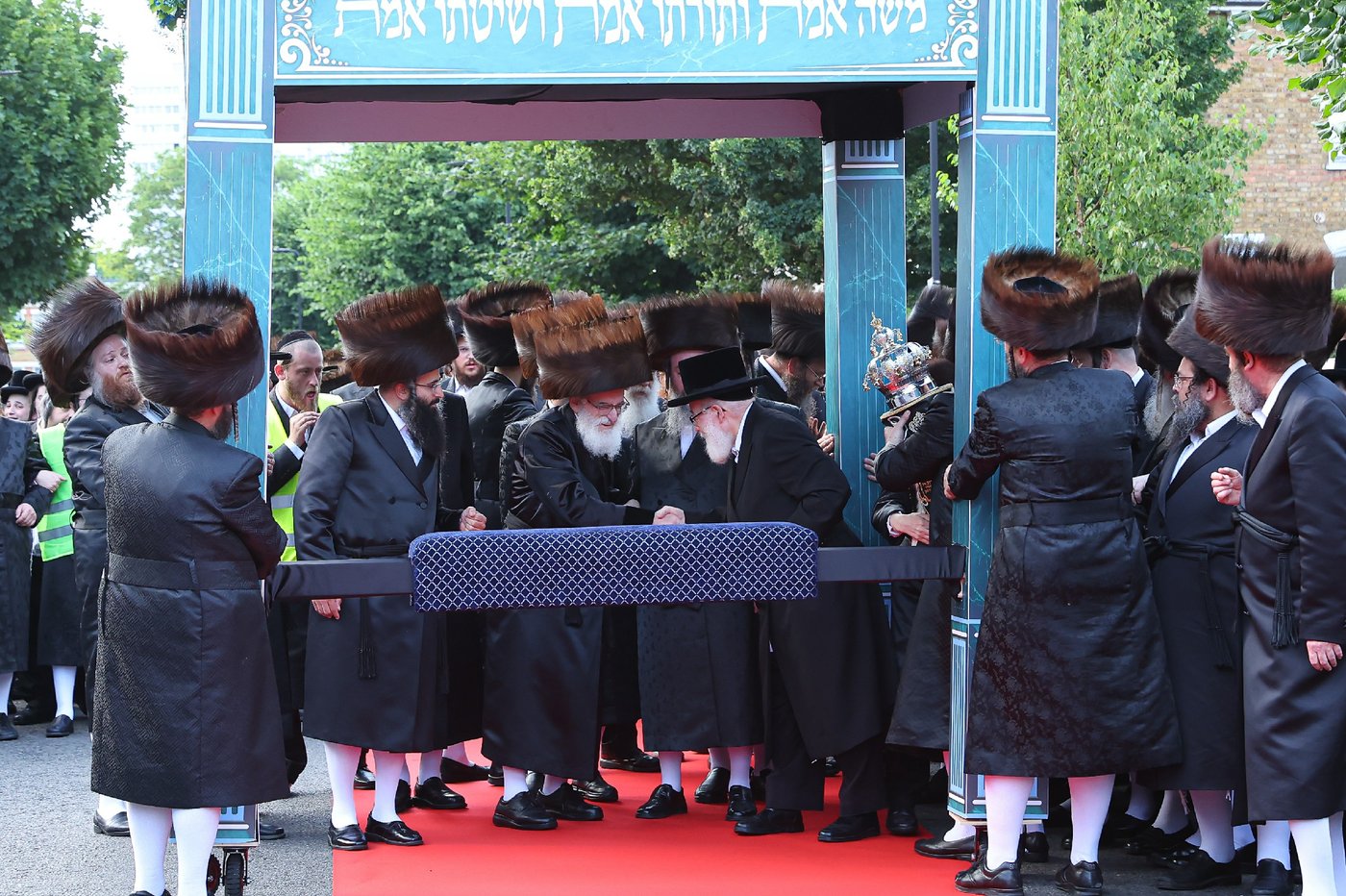 חנוכת הבית לבניין ישיבת “ישועות משה” בלונדון והכנסת ספר תורה