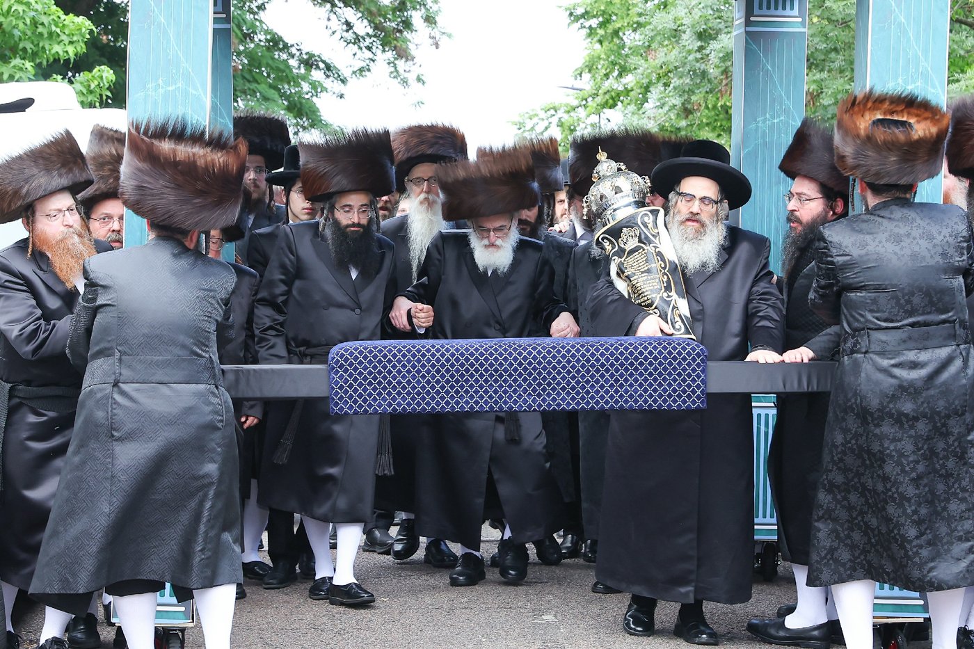 חנוכת הבית לבניין ישיבת “ישועות משה” בלונדון והכנסת ספר תורה