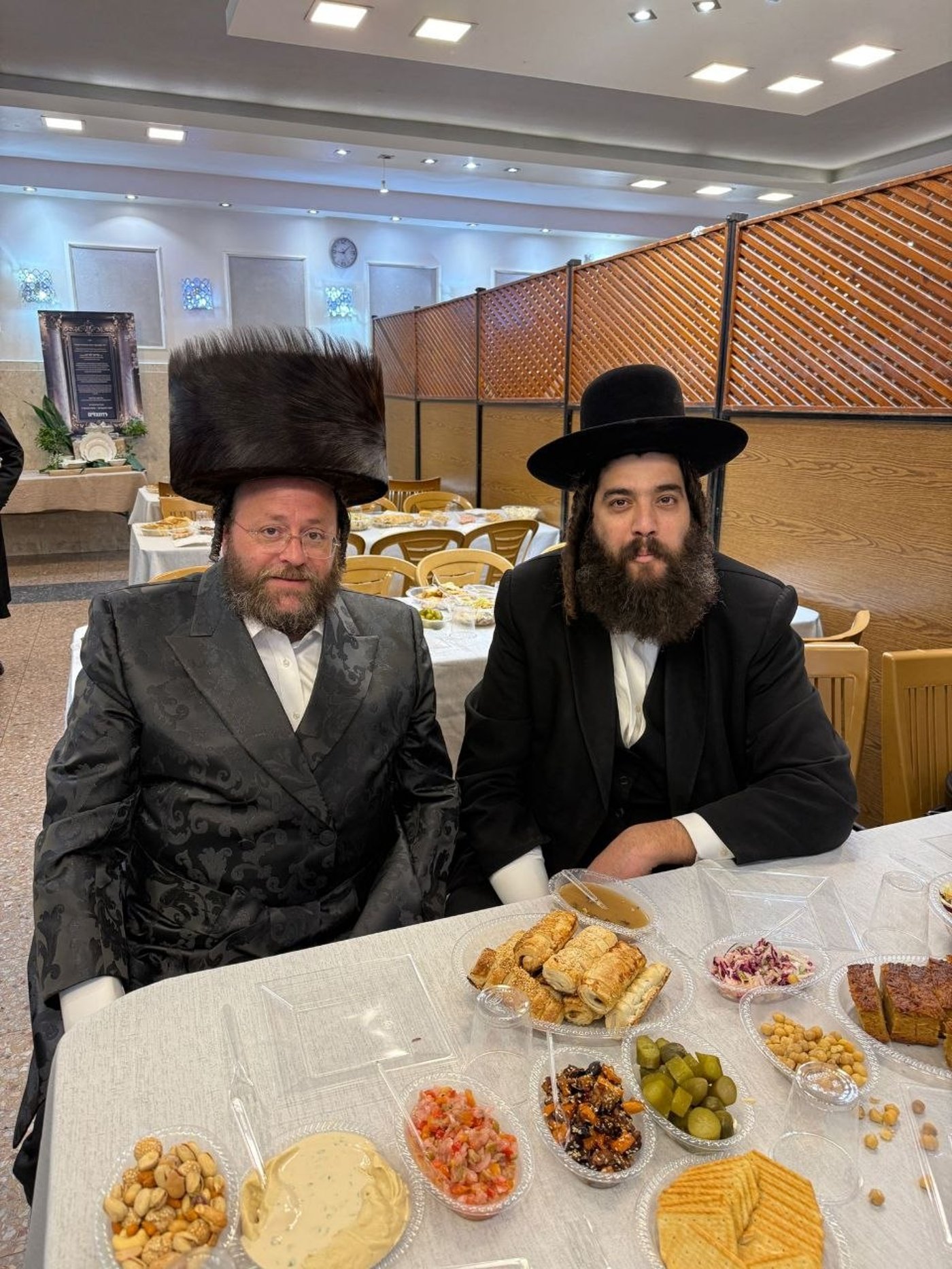 ראש הישיבה התיישב על הרצפה בחתונה | 'זיידל'ע' עם כל התמונות, הנייעס והחשיפות של השבוע
