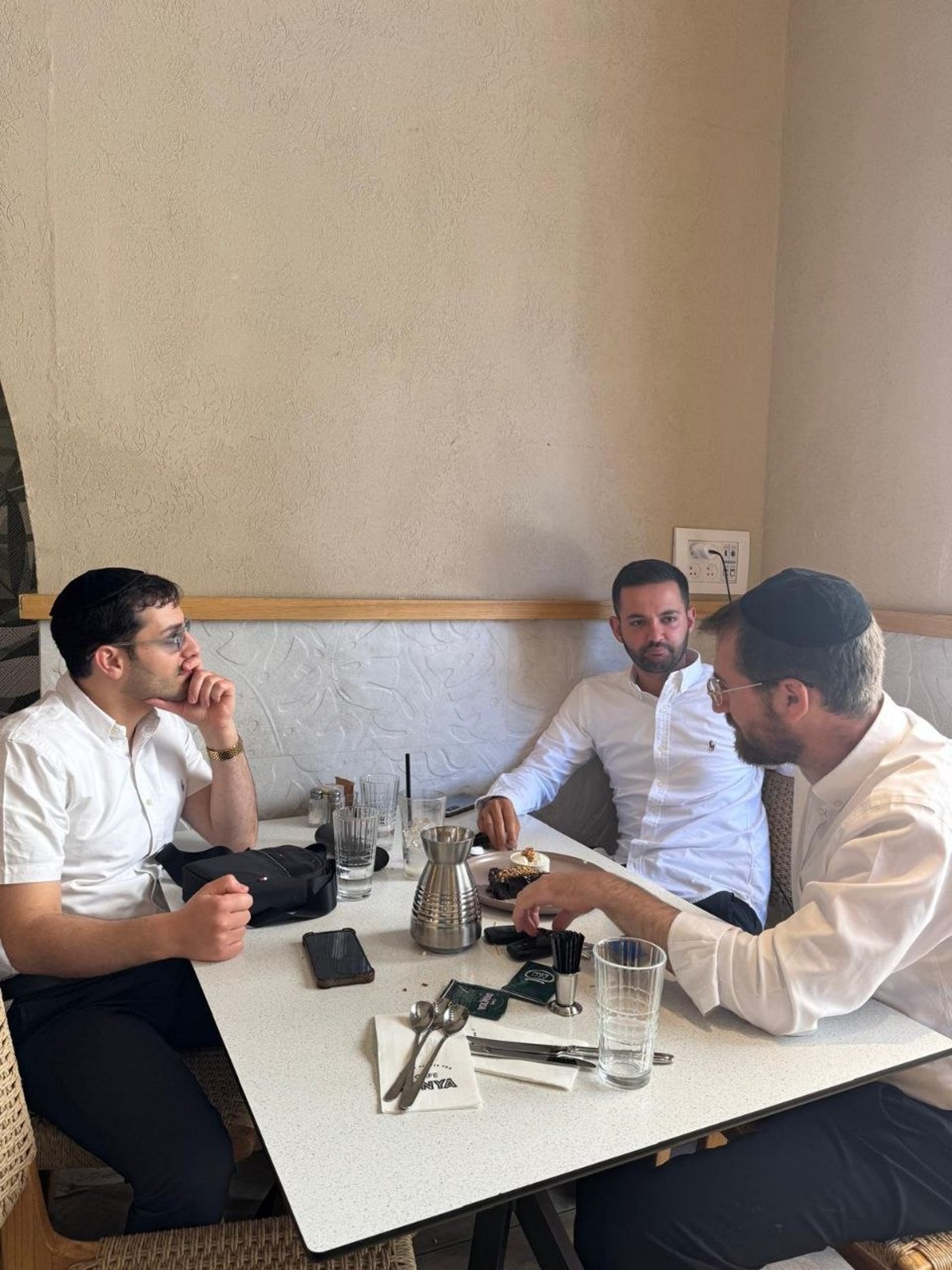 ראש הישיבה התיישב על הרצפה בחתונה | 'זיידל'ע' עם כל התמונות, הנייעס והחשיפות של השבוע
