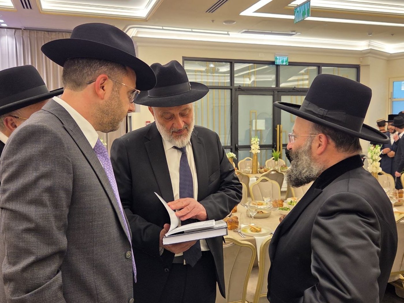 ראש הישיבה התיישב על הרצפה בחתונה | 'זיידל'ע' עם כל התמונות, הנייעס והחשיפות של השבוע