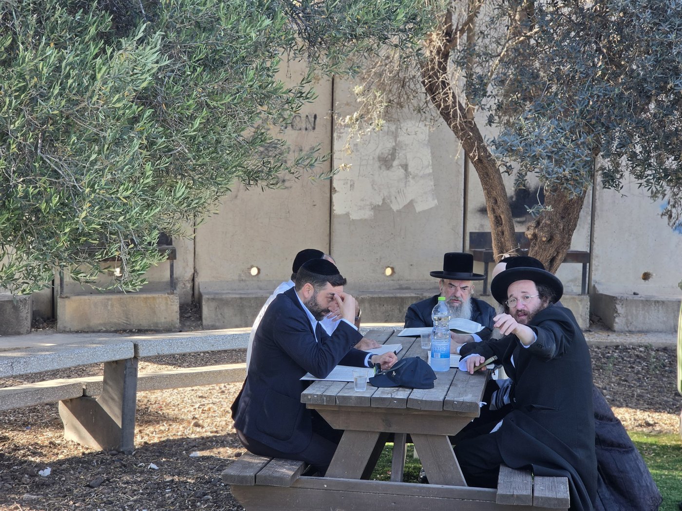 ראש הישיבה התיישב על הרצפה בחתונה | 'זיידל'ע' עם כל התמונות, הנייעס והחשיפות של השבוע