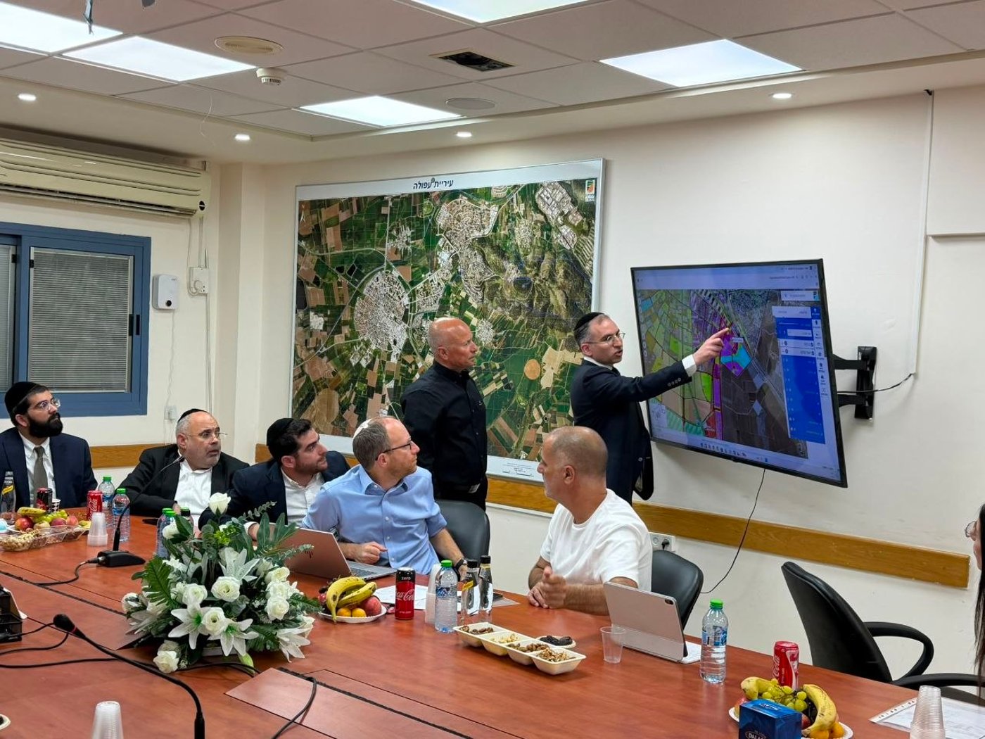 ראש הישיבה התיישב על הרצפה בחתונה | 'זיידל'ע' עם כל התמונות, הנייעס והחשיפות של השבוע