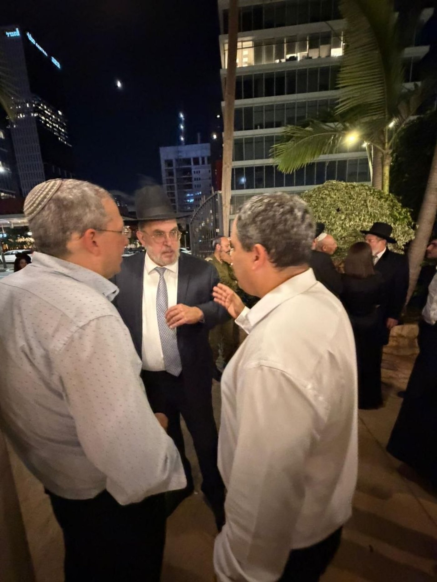 ראש הישיבה התיישב על הרצפה בחתונה | 'זיידל'ע' עם כל התמונות, הנייעס והחשיפות של השבוע