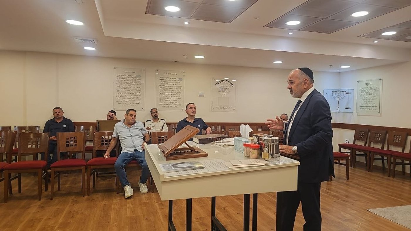 ראש הישיבה התיישב על הרצפה בחתונה | 'זיידל'ע' עם כל התמונות, הנייעס והחשיפות של השבוע