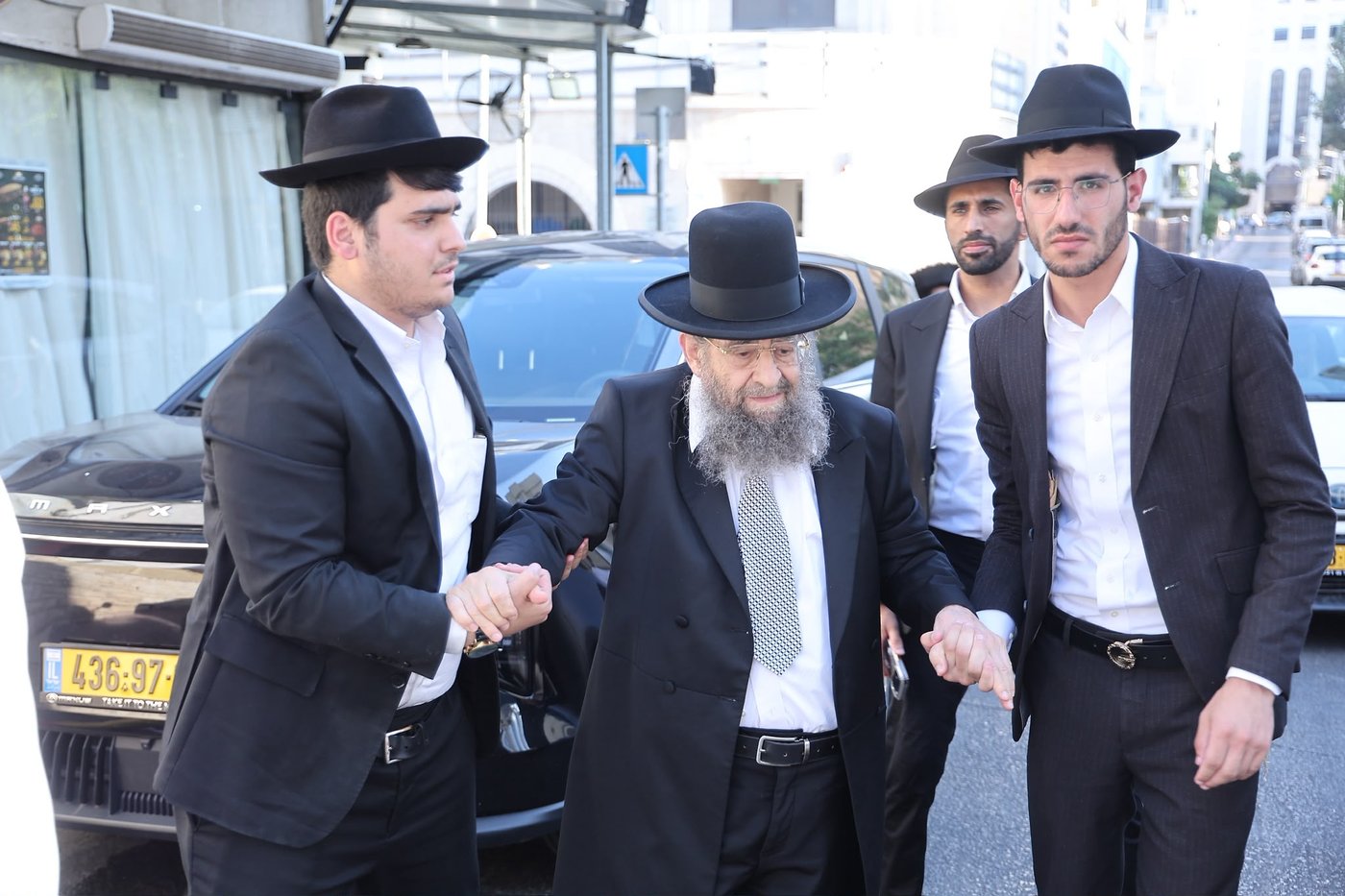 הגר"מ בן שמעון בדרכו לקבלת פנים