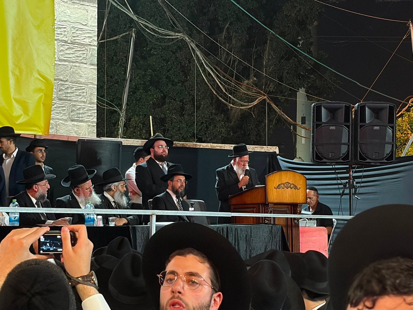"זעקה גדולה ומרה": עצרת מחאה בבני ברק בהשתתפות גדולי התורה | צפו