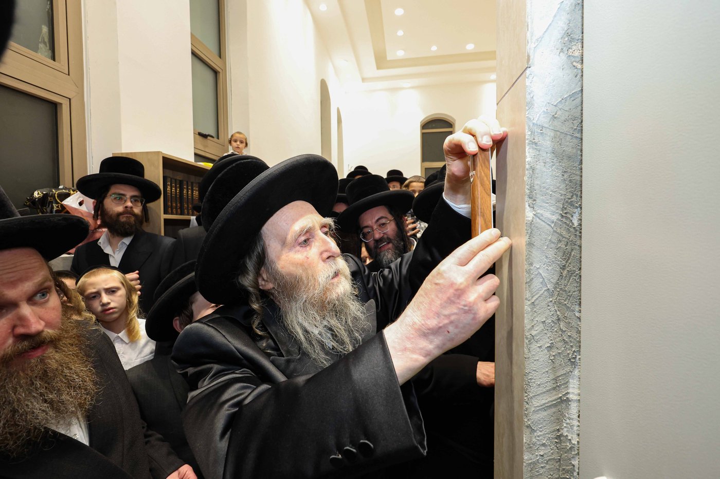 קביעת מזוזה ופתיחת השערים בערלוי בית שמש