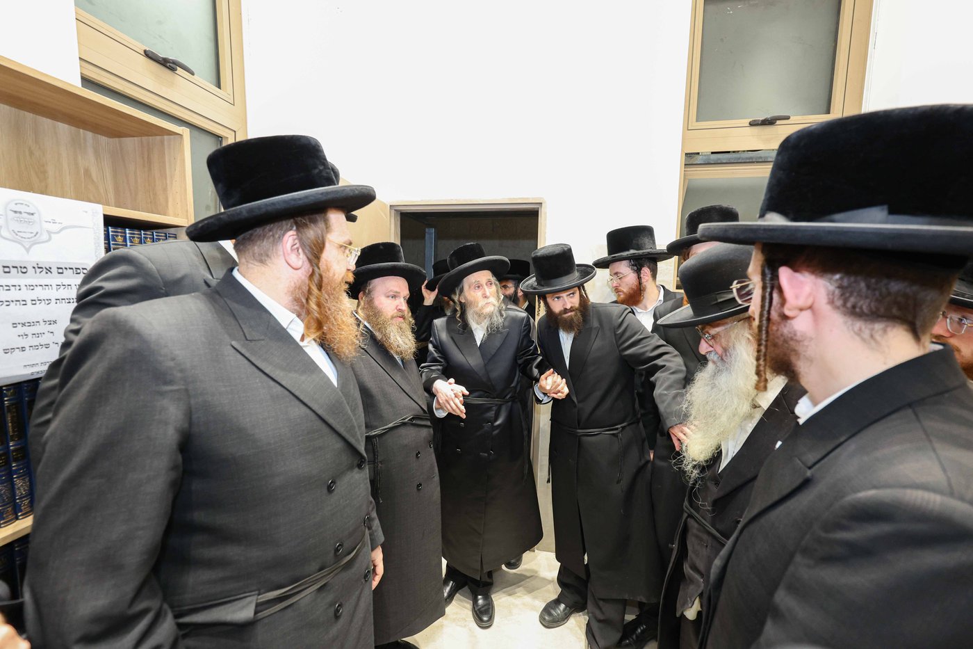 קביעת מזוזה ופתיחת השערים בערלוי בית שמש