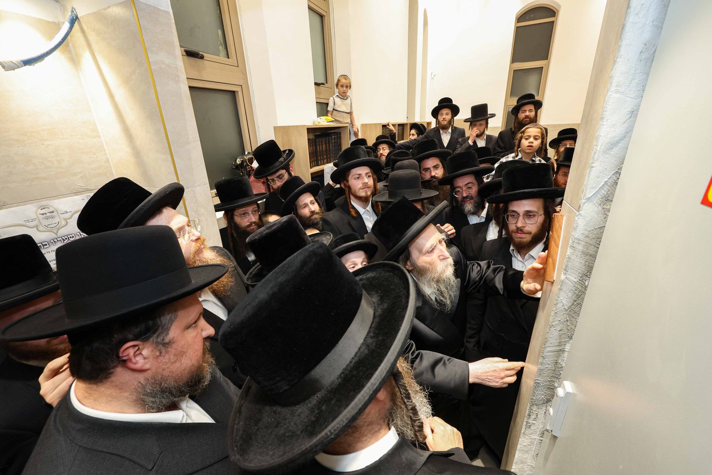 קביעת מזוזה ופתיחת השערים בערלוי בית שמש