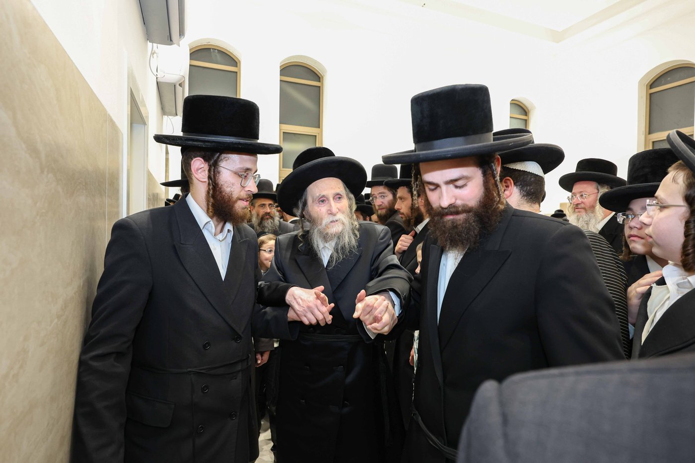 קביעת מזוזה ופתיחת השערים בערלוי בית שמש