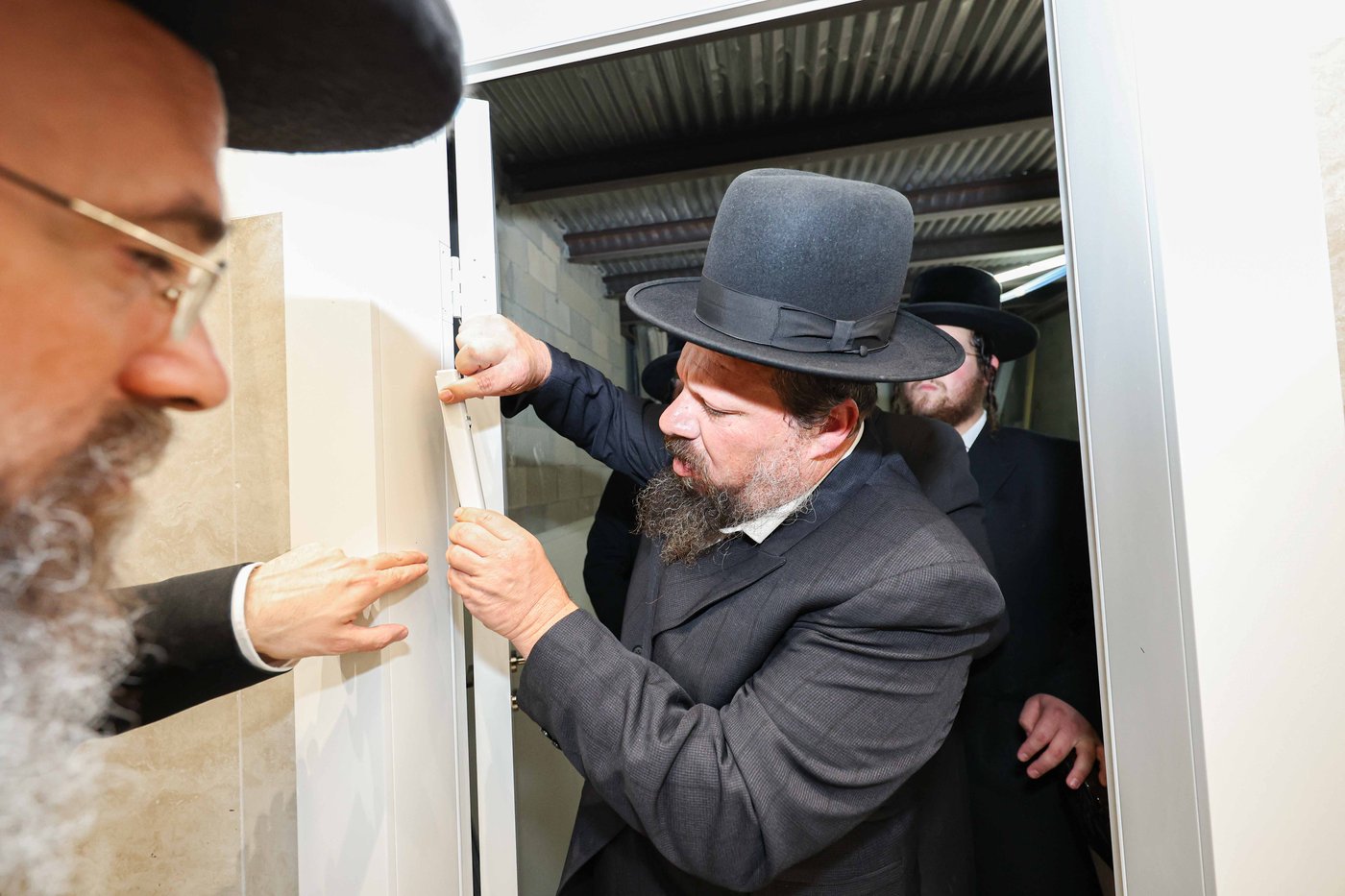 קביעת מזוזה ופתיחת השערים בערלוי בית שמש