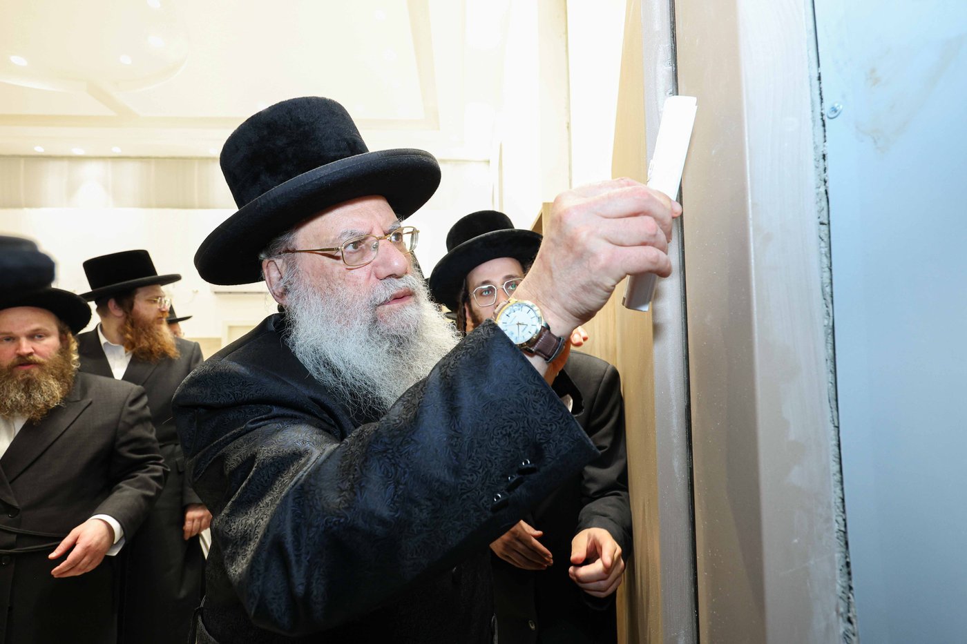 קביעת מזוזה ופתיחת השערים בערלוי בית שמש