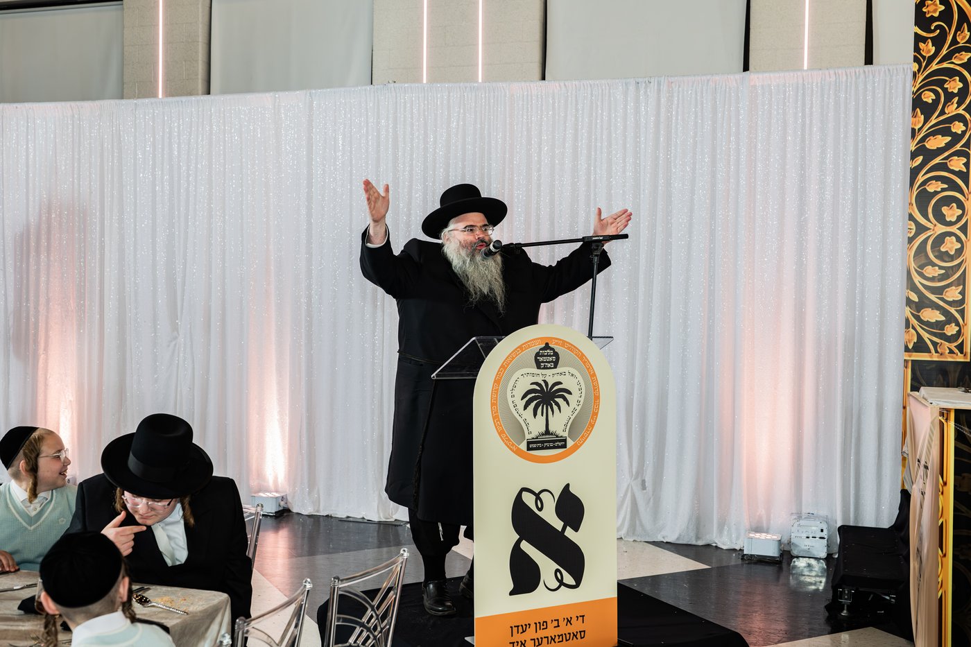 מסיבת שבע הברכות בסאטמר לכבודו של ר' חיים שלמה פישר