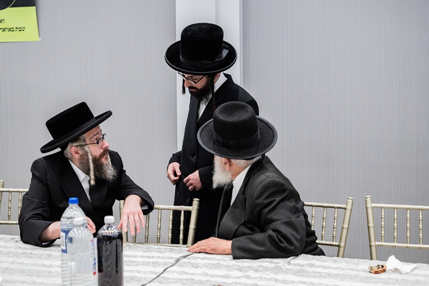 קביעת מזוזות לאולם החסד בסאטמר