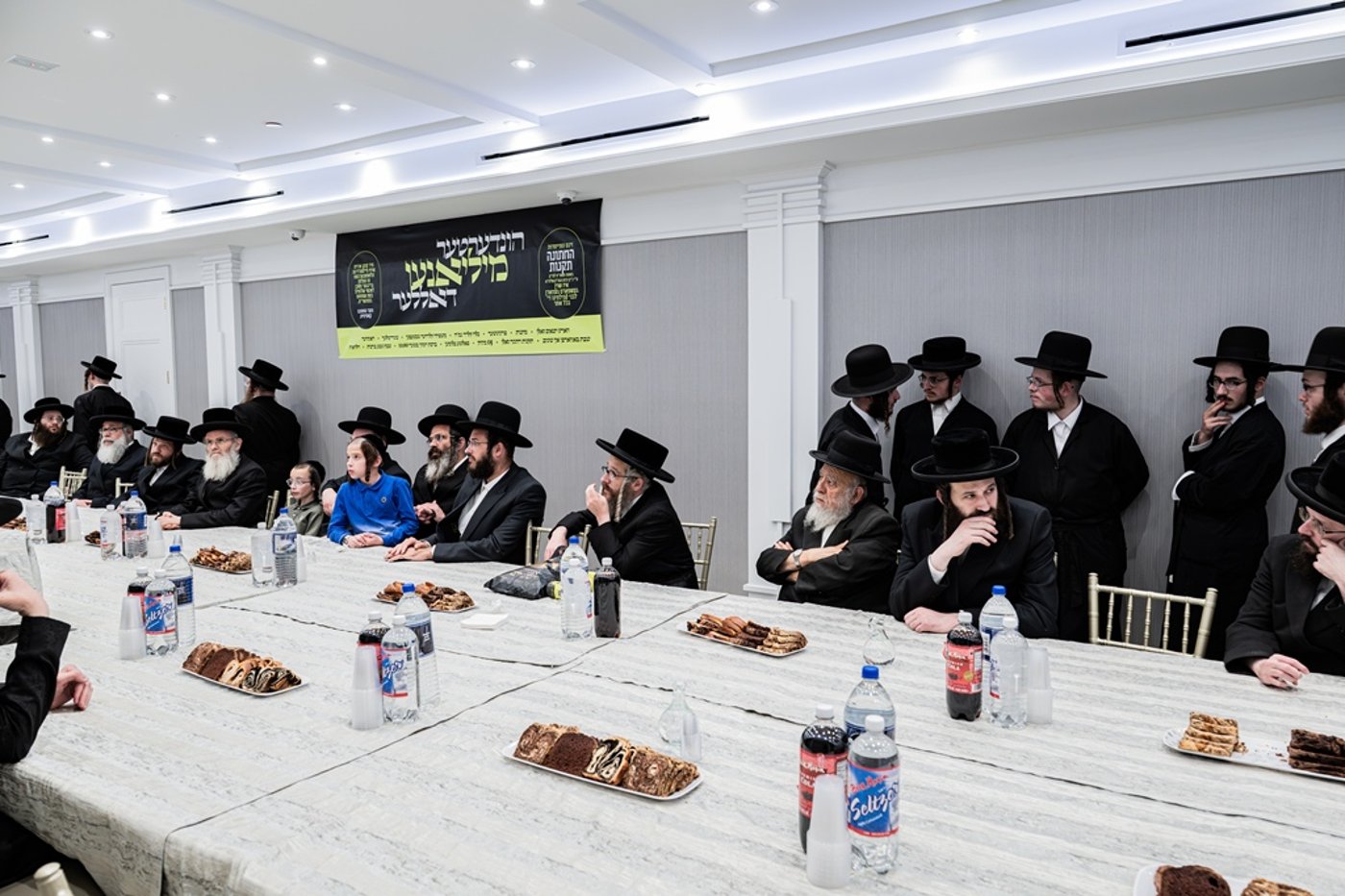 קביעת מזוזות לאולם החסד בסאטמר