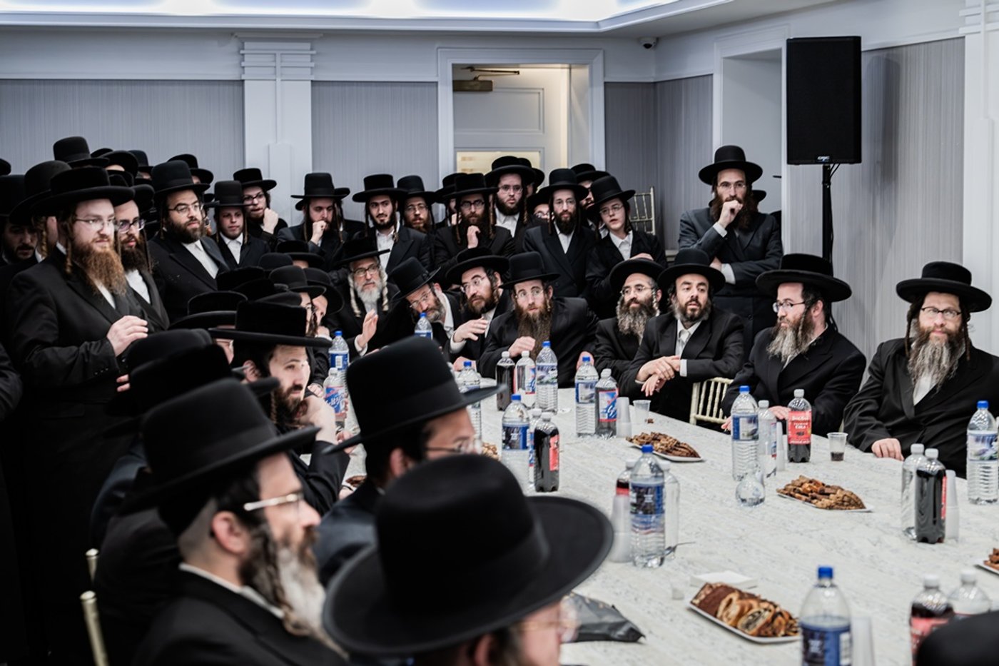 קביעת מזוזות לאולם החסד בסאטמר