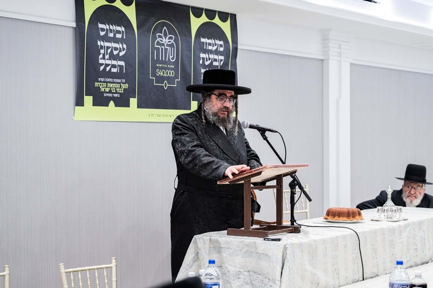 קביעת מזוזות לאולם החסד בסאטמר
