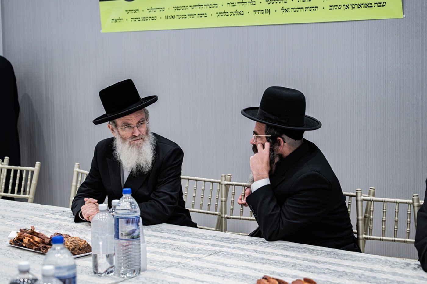 קביעת מזוזות לאולם החסד בסאטמר