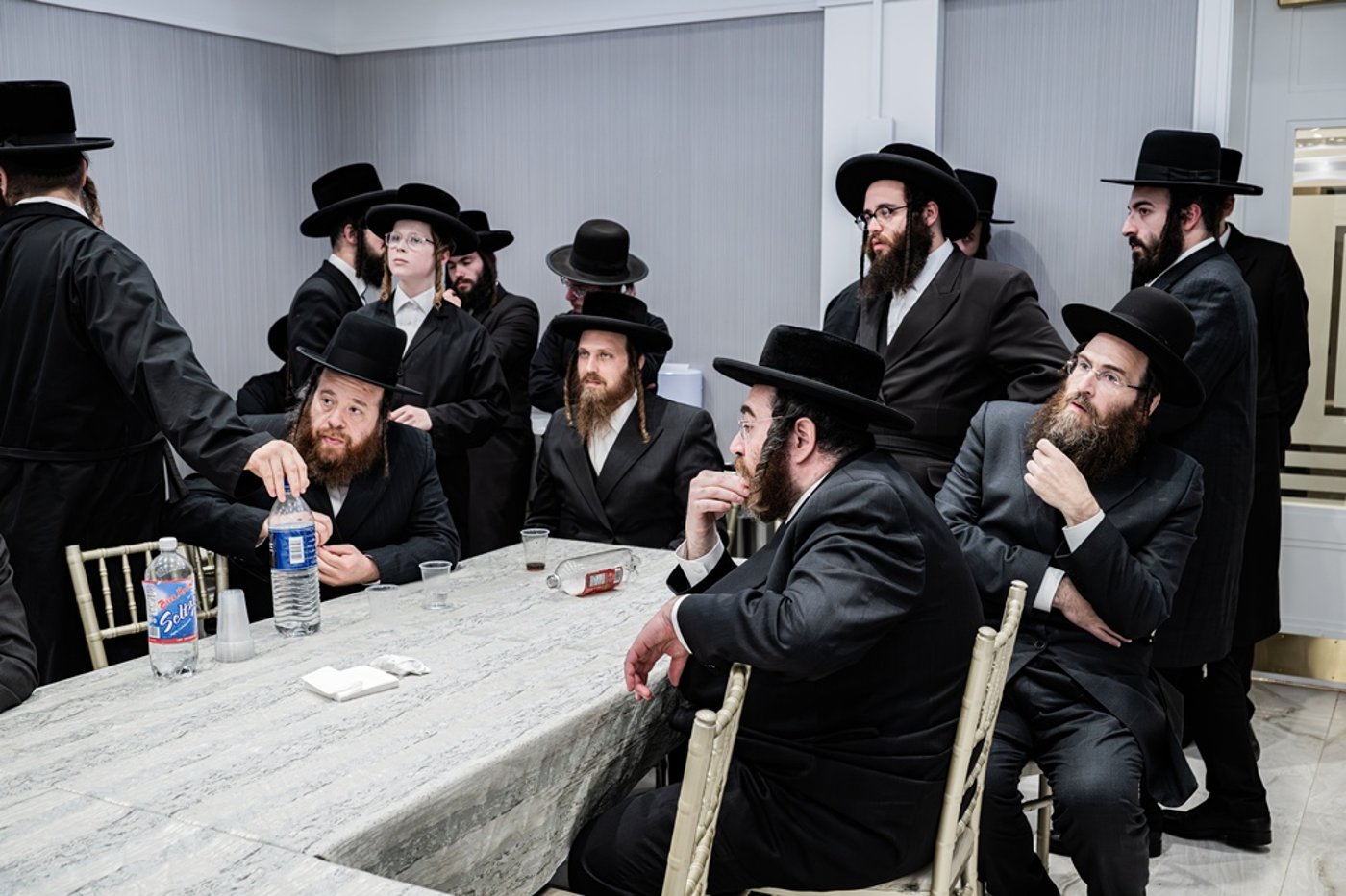 קביעת מזוזות לאולם החסד בסאטמר