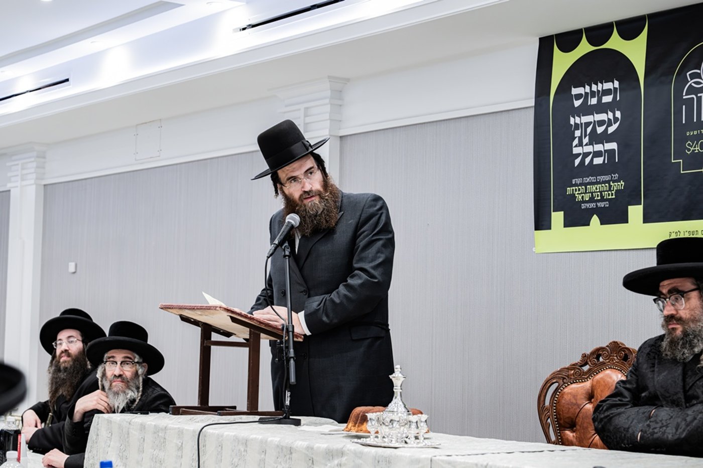 קביעת מזוזות לאולם החסד בסאטמר